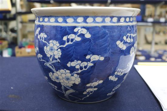 A Chinese blue and white jardiniere H 19.5cm